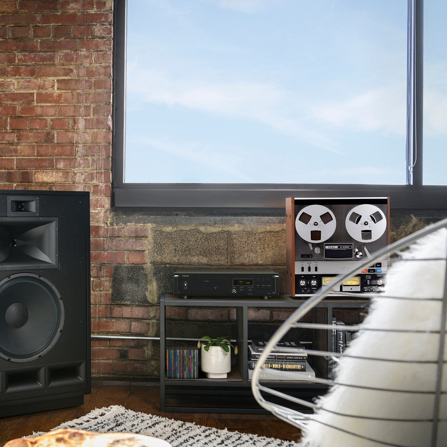 TEAC VRDS-701 Dual Monaural USB/DAC CD Player/Pre-Amp/Headphone Amplifier - J - Black